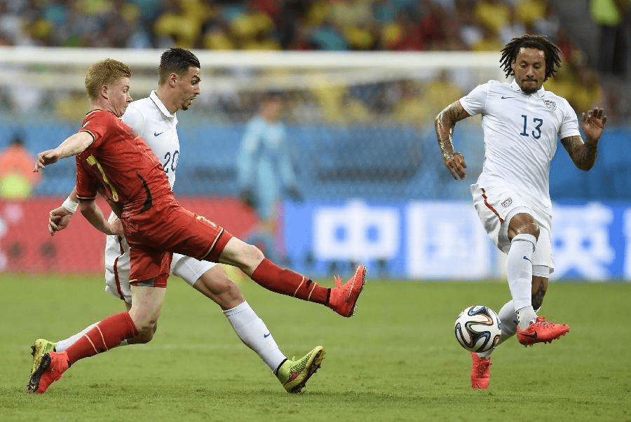 关于德布劳内在瑞士队比赛中出色防守，反败为胜引发热议！赛场气氛高涨的信息